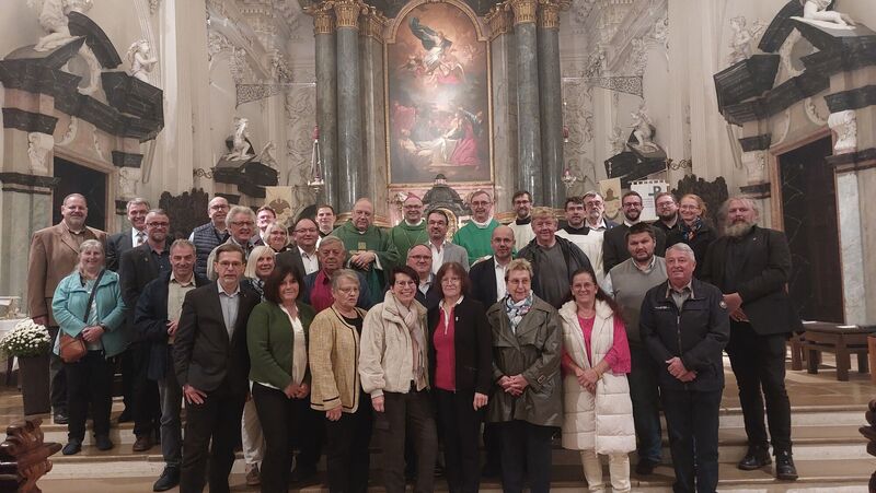„Familienfoto“ vor dem Altar der Schöneberger Kirche