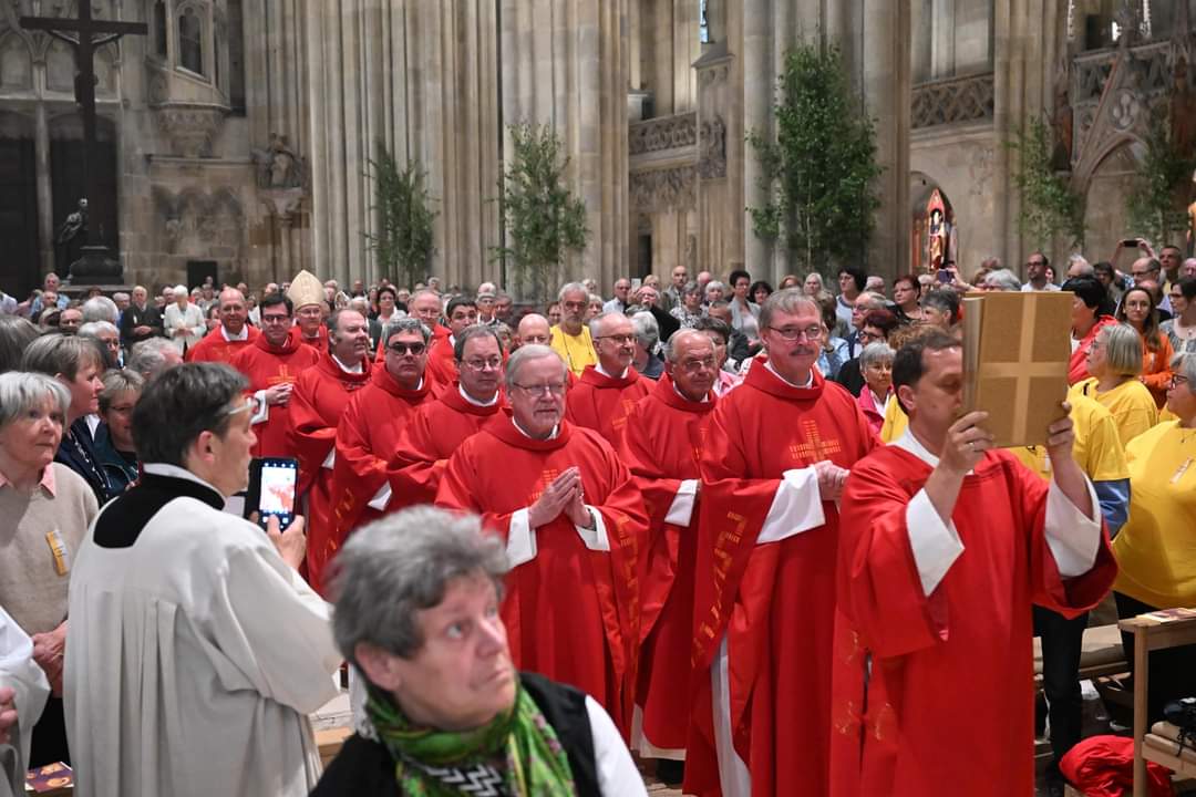 Einzug der Konzelebranten in den Dom